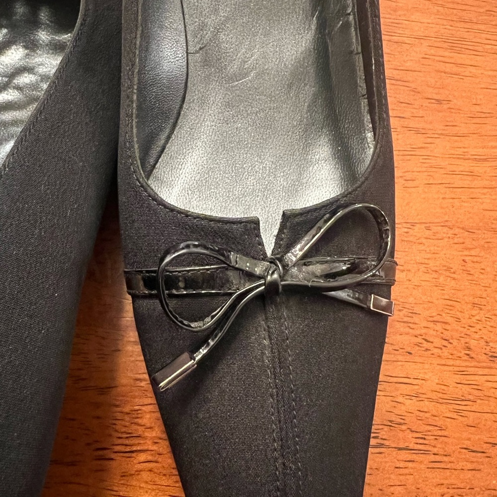 Women’s Black Bow-Accent Pointed-Toe Flats